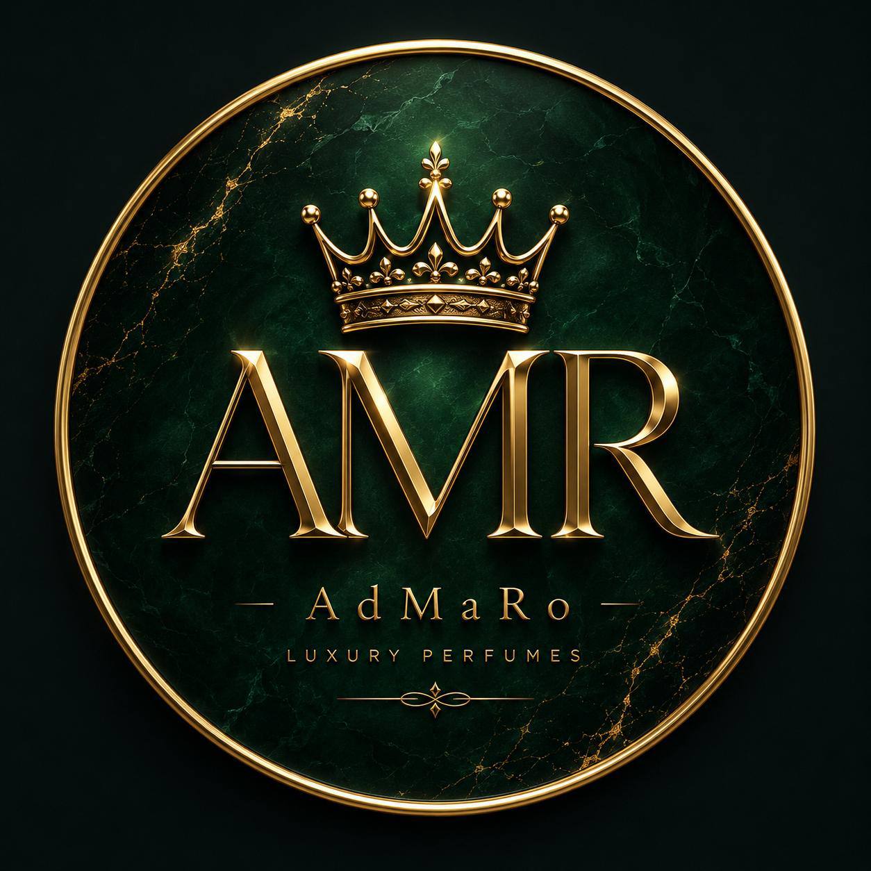 Золотая монограмма AMR на изумрудном фоне